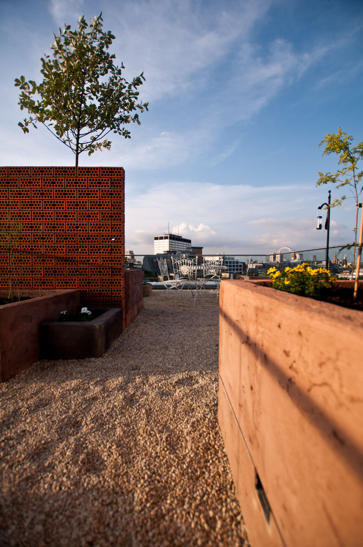 A Stunning Penthouse Terrace Project in London, Urban Roof Gardens Urban Roof Gardens モダンデザインの テラス