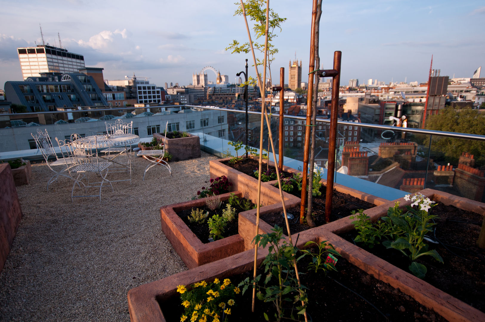 A Stunning Penthouse Terrace Project in London, Urban Roof Gardens Urban Roof Gardens Modern Balkon, Veranda & Teras
