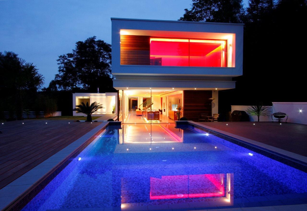 A Fascinating Pool Spa with Glass Wall, Tanby Pools Tanby Pools Jardines de estilo moderno Albercas y estanques