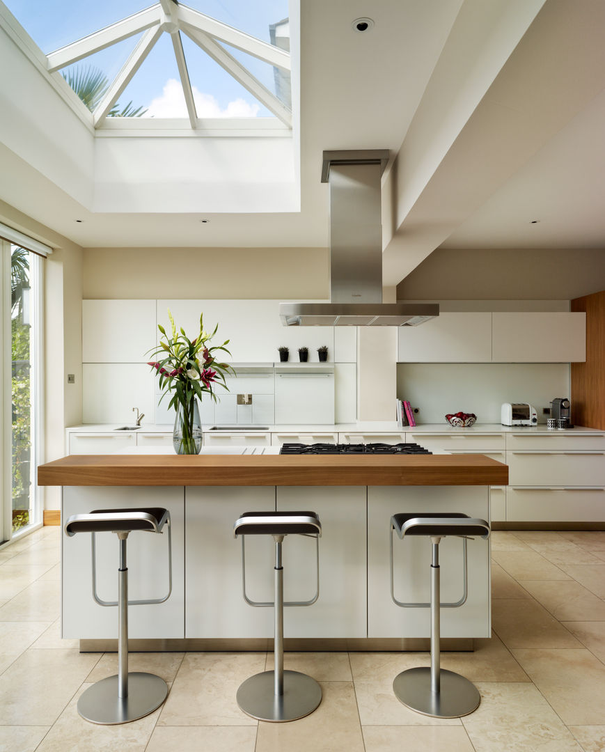 Contemporary townhouse Kitchen Architecture Cocinas de estilo moderno kitchen architecture,bulthaup,bulthaup b3,bespoke kitchen,contemporary kitchen,integrated kitchen,kitchen island,breakfast bar,walnut bar,skylighht,indoor outdoor,open plan living