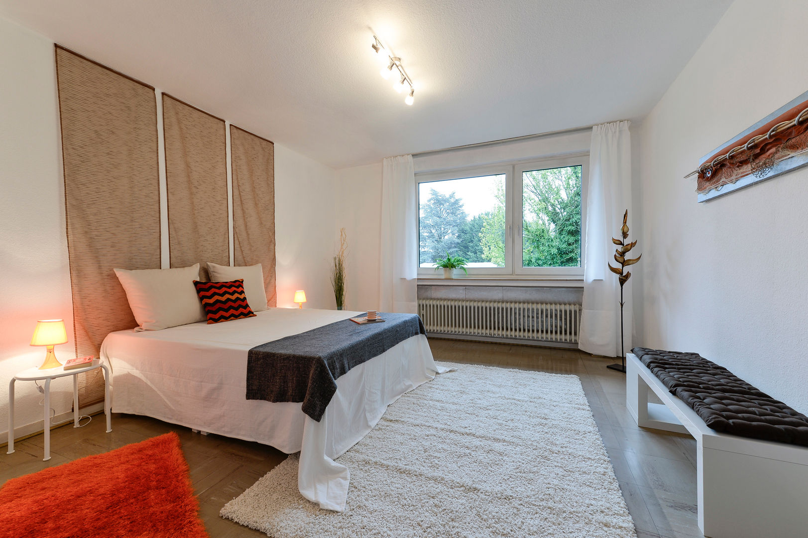 Schlafzimmer nachher raumessenz homestaging Moderne Schlafzimmer Möbel,Eigentum,Fenster,Beleuchtung,Kompfort,Holz,Innenarchitektur,Boden,Bodenbelag,Vorrichtung