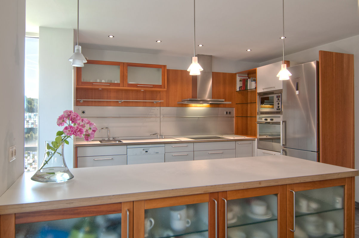 Home Staging de Altura en Arturo Soria, Apersonal Apersonal クラシックデザインの キッチン