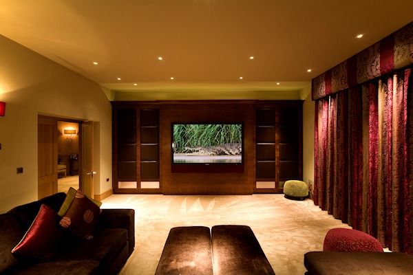 The TV Lounge Brilliant Lighting Salas multimedia de estilo moderno