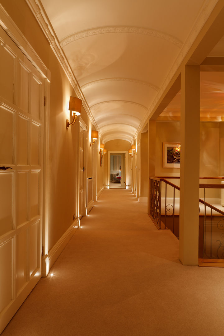 North Yorkshire Period Country House, Brilliant Lighting Brilliant Lighting Pasillos, vestíbulos y escaleras eclécticos