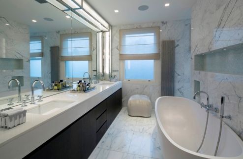 Italian marble bathroom Amarestone Baños de estilo moderno