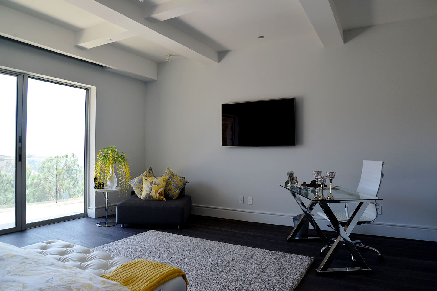 Nightingale Decor, Hollywood Hills CA. 2014 Erika Winters® Design Dormitorios modernos