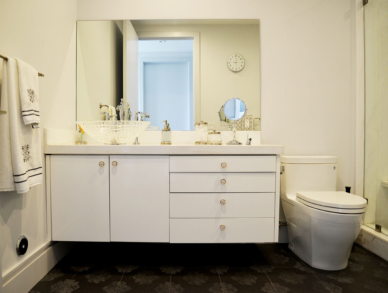 Nightingale Decor, Hollywood Hills, Erika Winters® Design Erika Winters® Design Modern bathroom