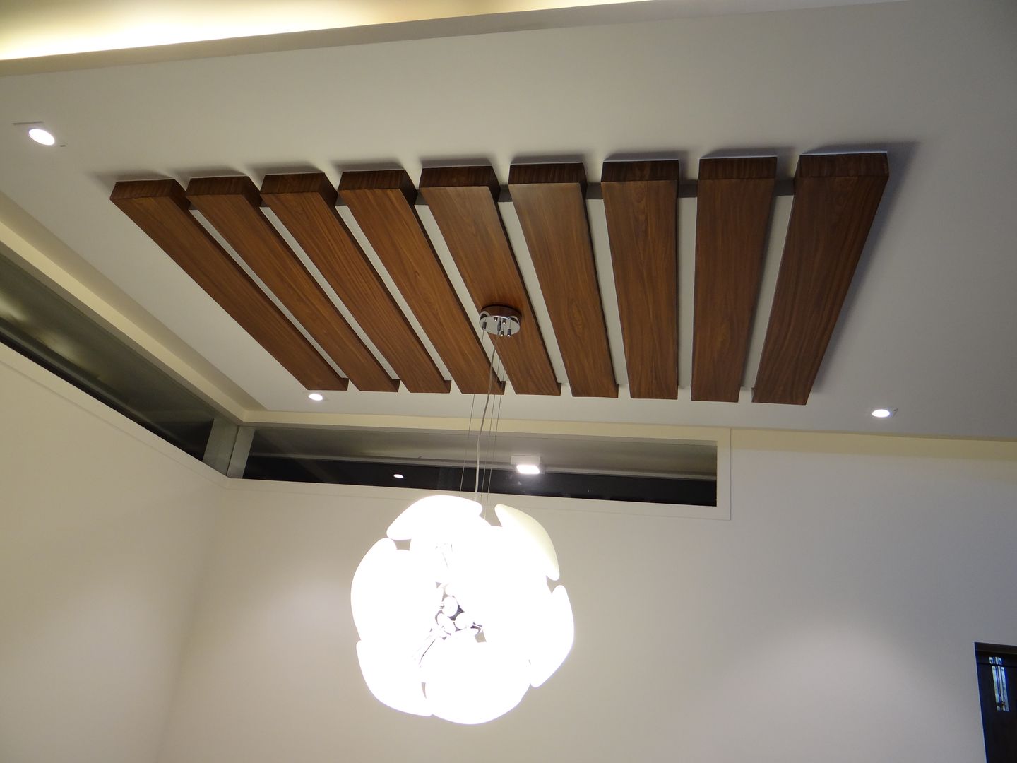 Double Height Lobby ceiling homify 現代風玄關、走廊與階梯