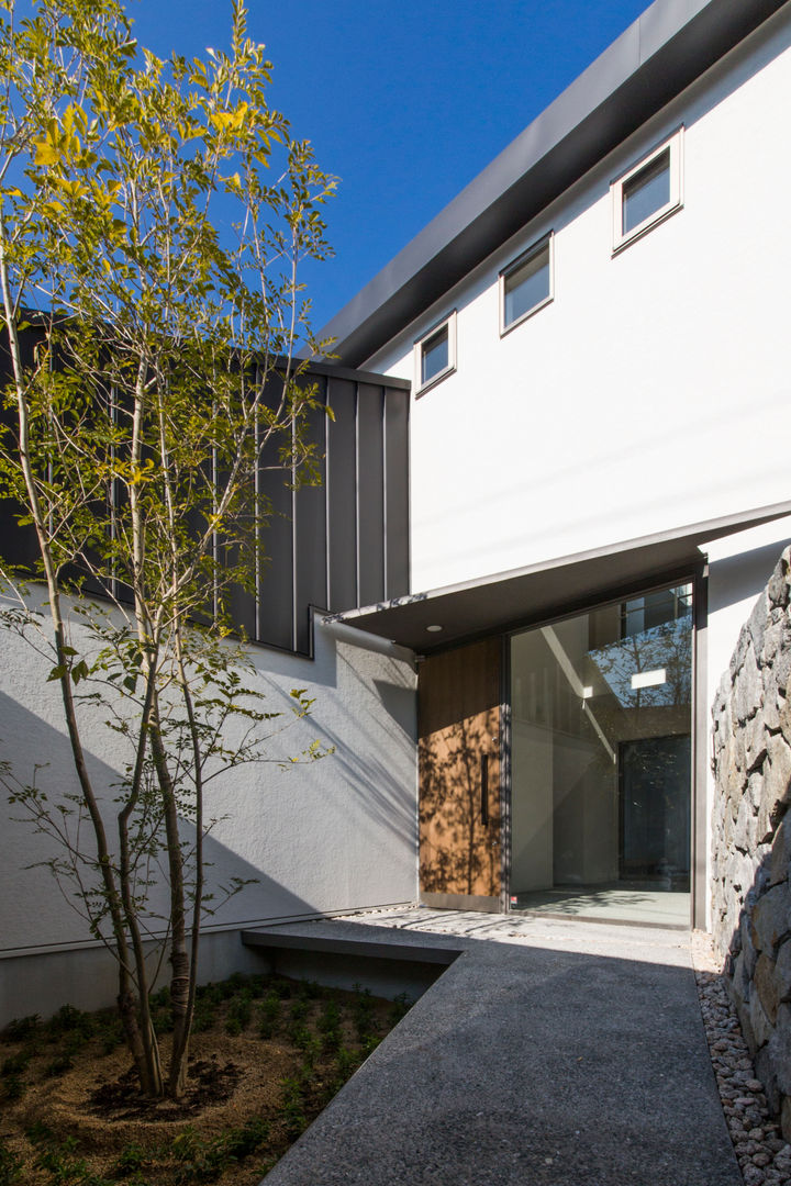 The House creates open land scape, Kenji Yanagawa Architect and Associates Kenji Yanagawa Architect and Associates Modern Bahçe