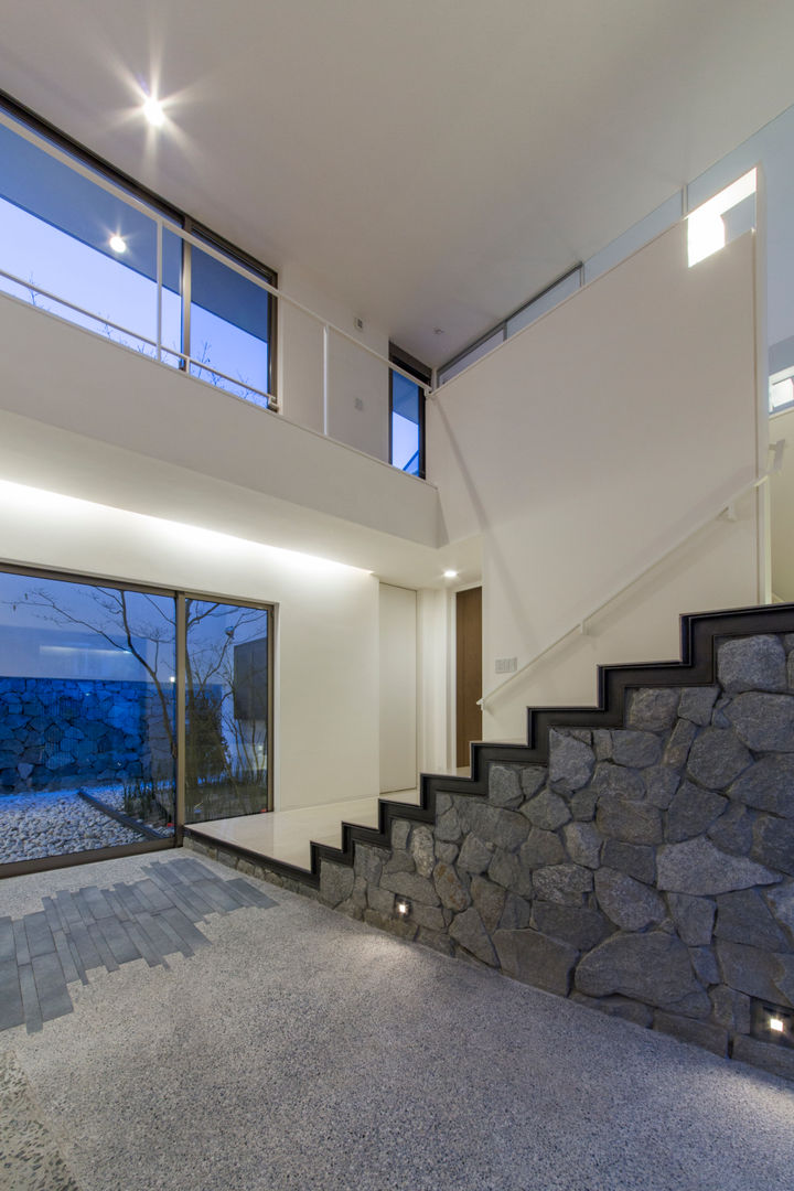 The House creates open land scape, Kenji Yanagawa Architect and Associates Kenji Yanagawa Architect and Associates Modern Corridor, Hallway and Staircase