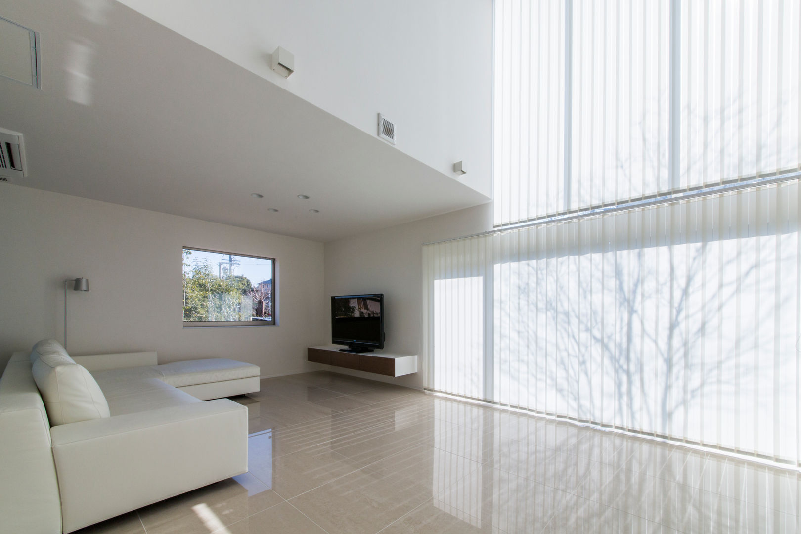 The House creates open land scape, Kenji Yanagawa Architect and Associates Kenji Yanagawa Architect and Associates Modern living room