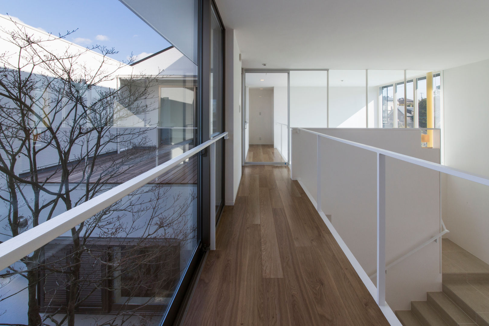 The House creates open land scape, Kenji Yanagawa Architect and Associates Kenji Yanagawa Architect and Associates Modern corridor, hallway & stairs