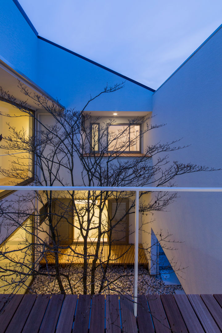 The House creates open land scape, Kenji Yanagawa Architect and Associates Kenji Yanagawa Architect and Associates Balkon, Beranda & Teras Modern