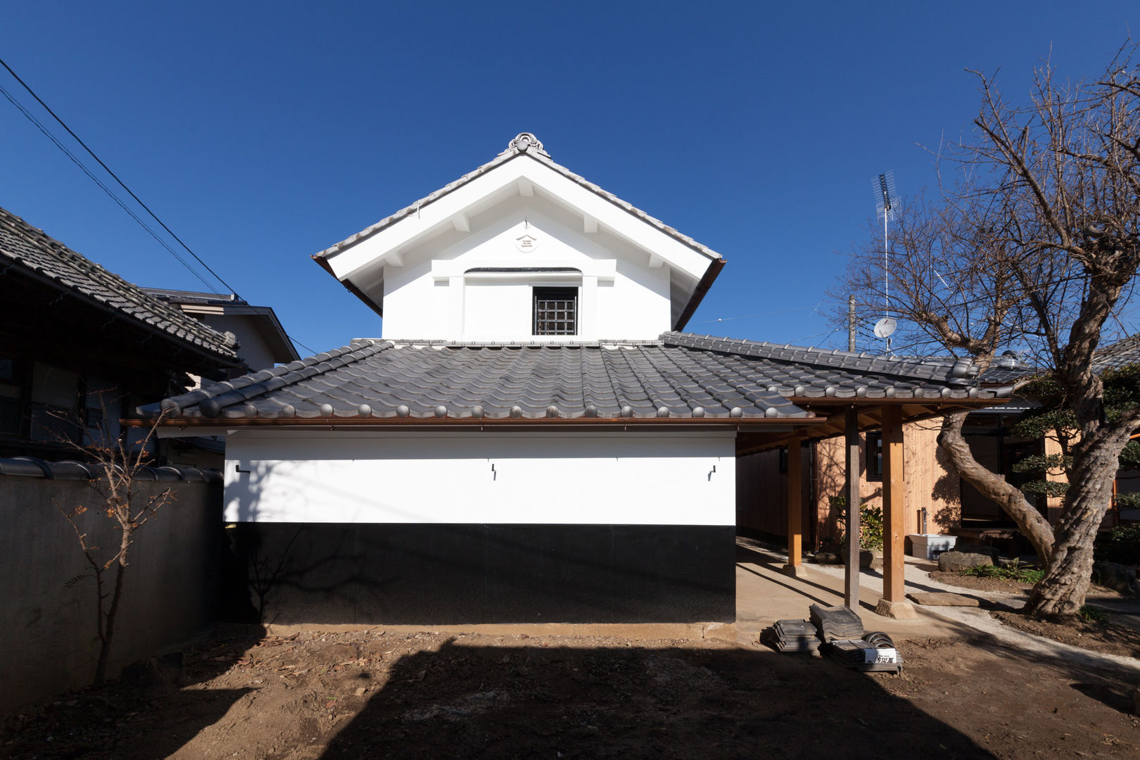 伝統のしつらえと、モダンライフの融合, 吉田建築計画事務所 吉田建築計画事務所 مرآب~ كراج