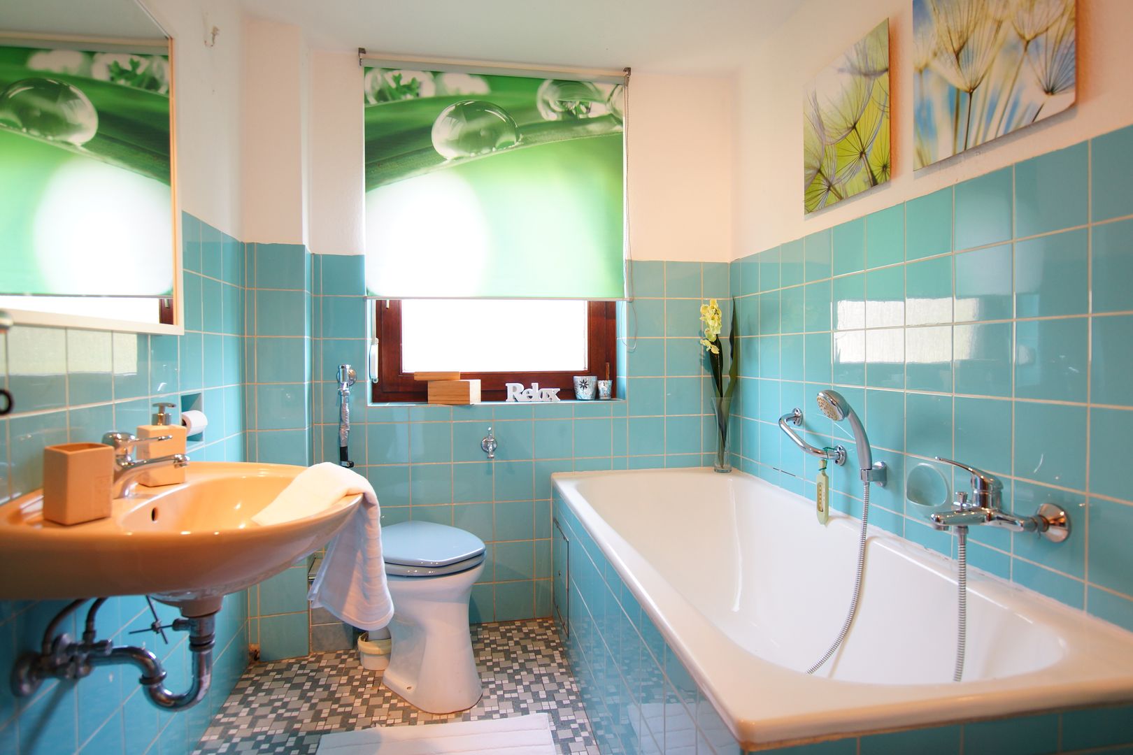 Bad NACHHER HomeStagingDE Klassische Badezimmer Spiegel,Zapfhahn,Sanitärarmatur,Waschbecken,Grün,Eigentum,Foto,Waschbecken im Badezimmer,Badewanne,Blau