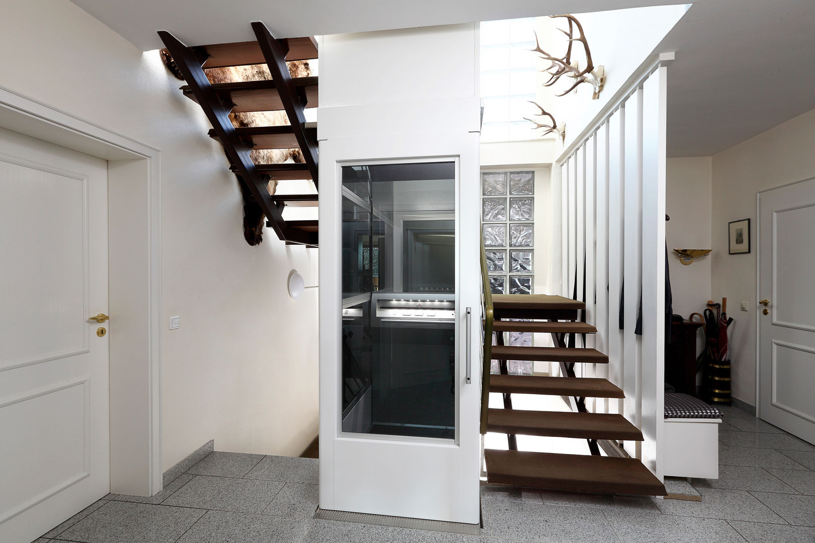 Einfamilienhaus: Nachrüstung Plattformlift im Treppenauge, Ammann & Rottkord GmbH Ammann & Rottkord GmbH Stairs Stairs