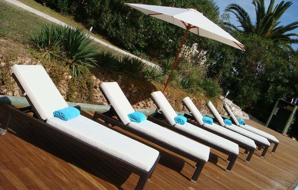 Poolside loungers homify Mediterrane huizen