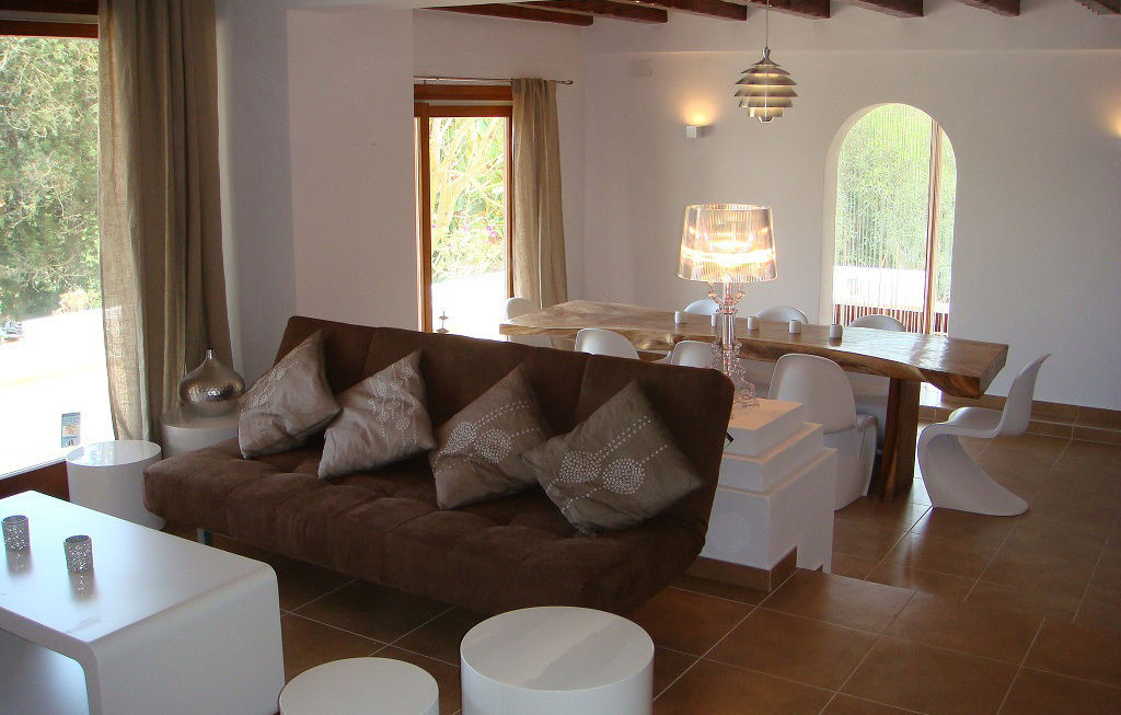 Split level lounge / dining area homify 地中海デザインの リビング