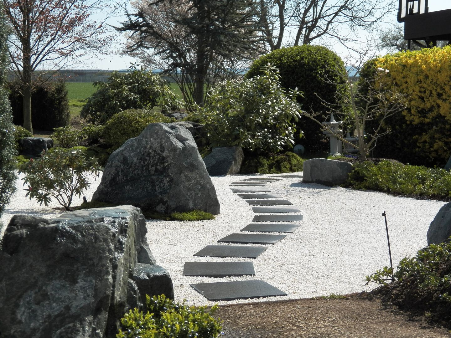 Von den Neunzigern in ein kontemplatives Gartenerleben 2015 - Privatgarten im ZEN - Stil, Kokeniwa Japanische Gartengestaltung Kokeniwa Japanische Gartengestaltung حديقة