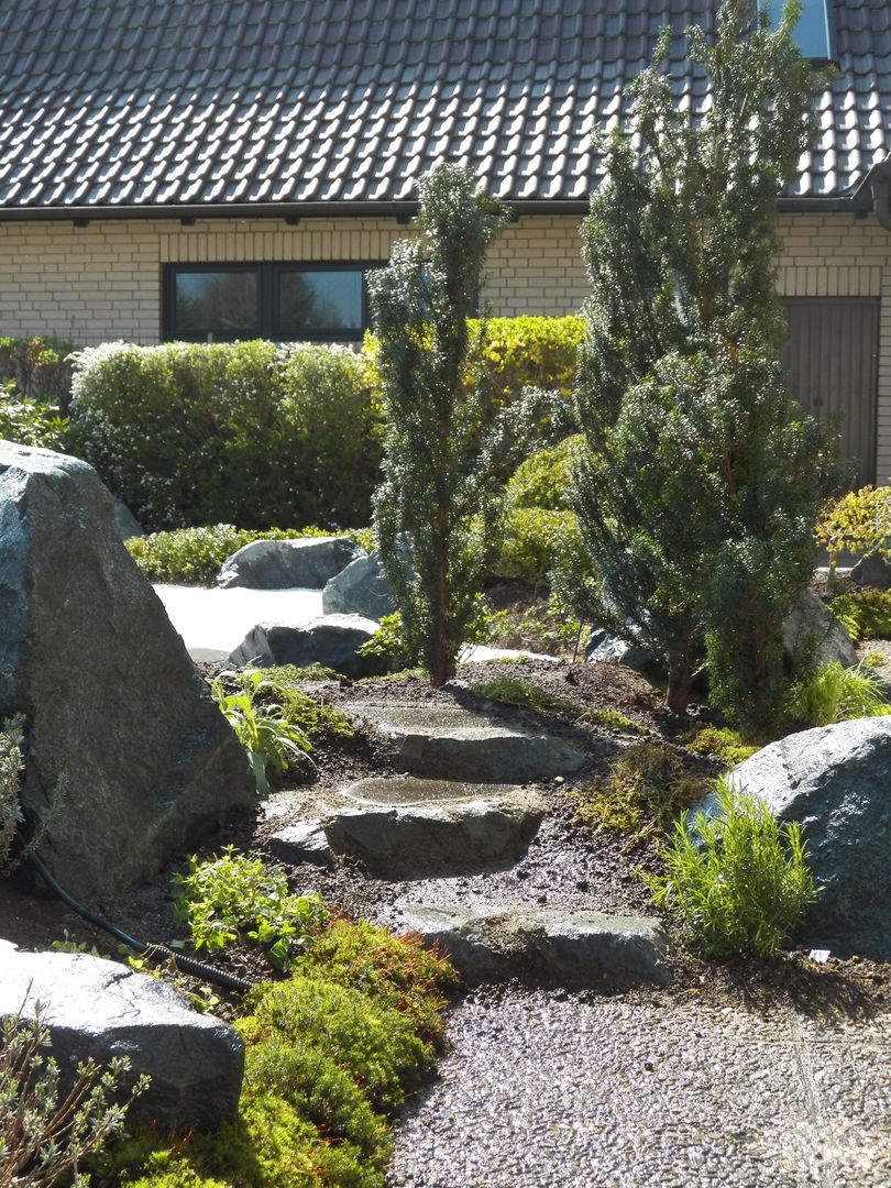 Von den Neunzigern in ein kontemplatives Gartenerleben 2015 - Privatgarten im ZEN - Stil, Kokeniwa Japanische Gartengestaltung Kokeniwa Japanische Gartengestaltung Jardines de estilo asiático