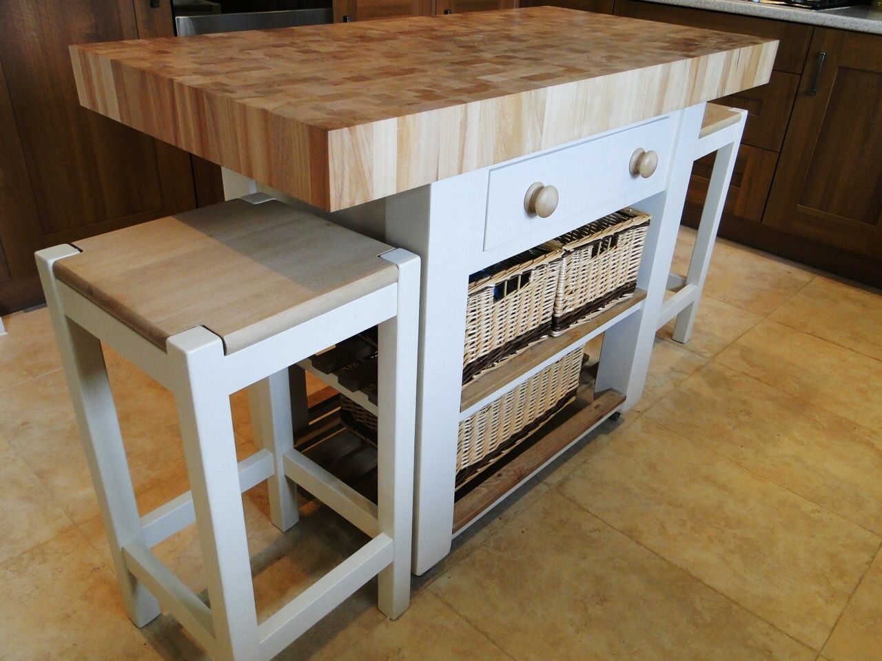 Kitchen island - double overhang , Country Interiors Country Interiors ห้องครัว ตู้เก็บของและชั้นวางของ