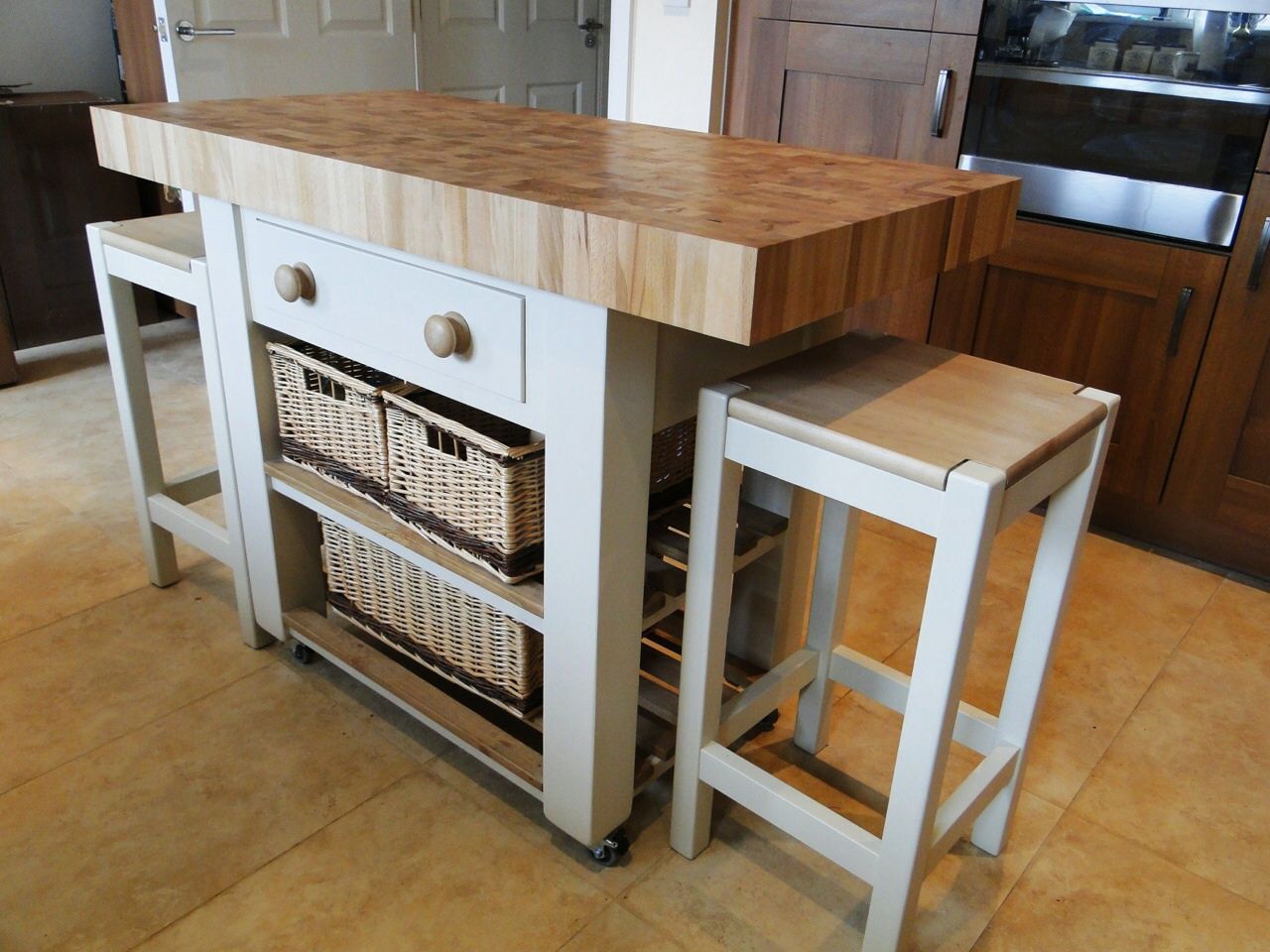 Kitchen island butchers block top Country Interiors Cocinas de estilo rural Armarios y estanterías