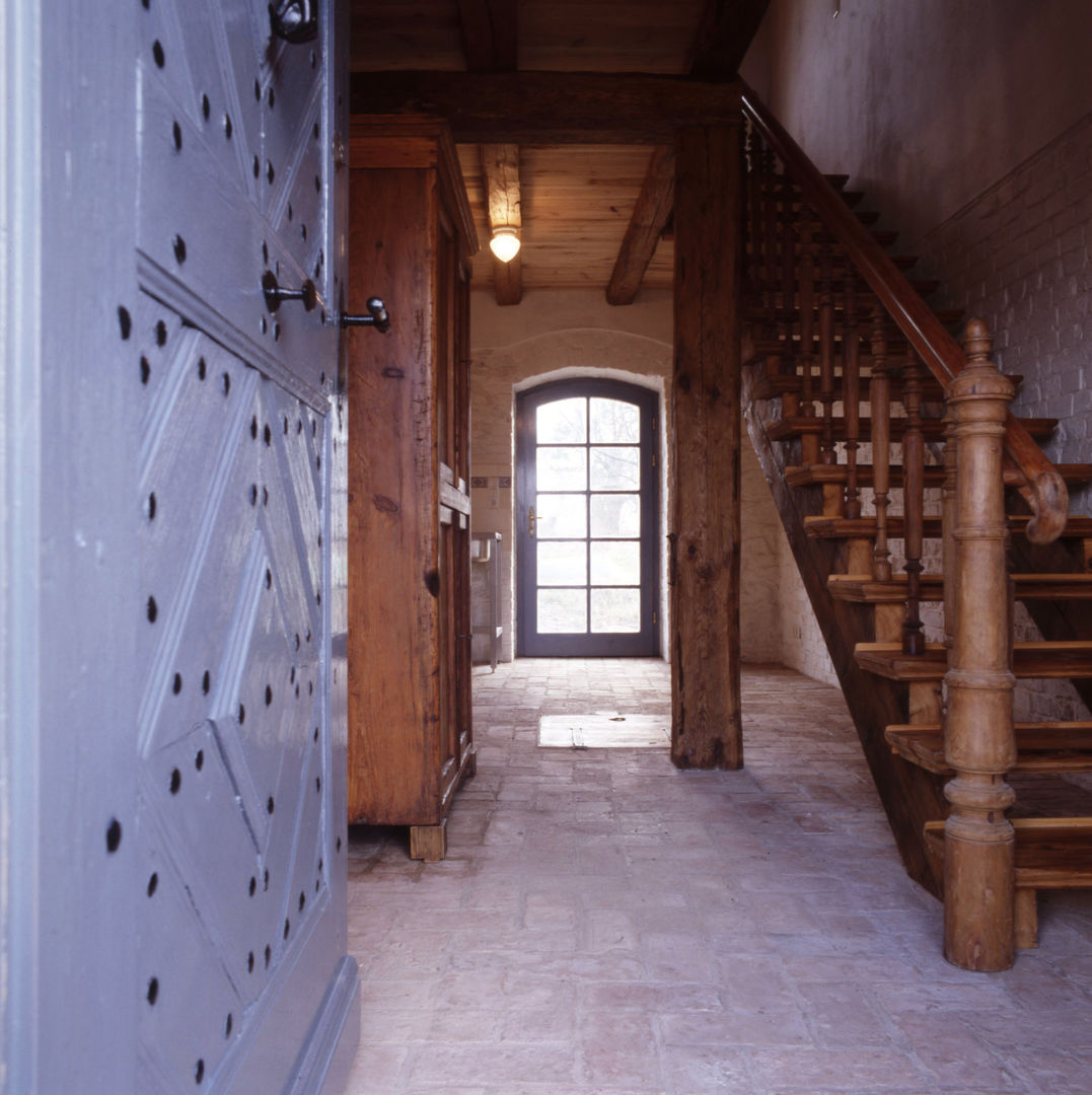 Stallausbau Friedenfelde/Uckermark, Gabriele Riesner Architektin Gabriele Riesner Architektin Rustic style corridor, hallway & stairs