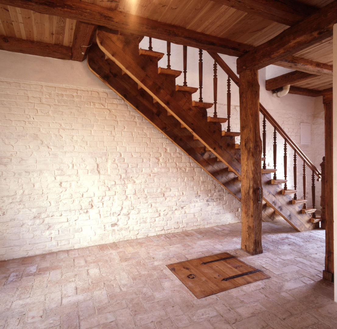 Stallausbau Friedenfelde/Uckermark, Gabriele Riesner Architektin Gabriele Riesner Architektin Rustic style corridor, hallway & stairs