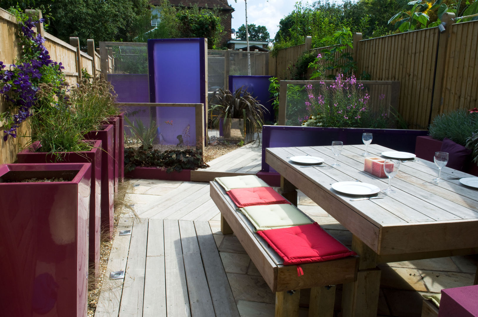 Party garden in Sevenoaks, Kent, Earth Designs Earth Designs Modern style gardens