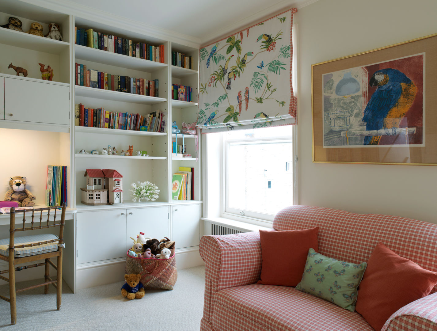 Belgravia - Section of a Childs' Bedroom with shelving unit and cupboards. Meltons Camera da letto in stile classico