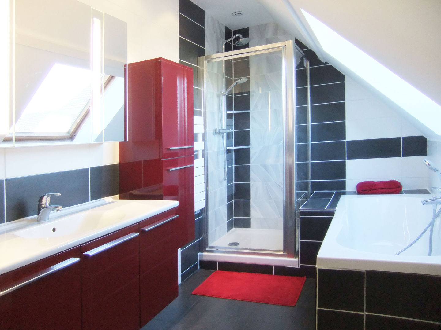 Salle de bain sous comble, HOME feeling HOME feeling Modern Banyo