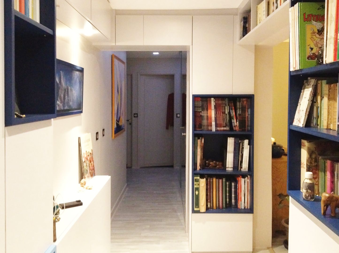 Rénovation d'un appartement / Entrée aménagée avec du mobilier sur mesure, HOME feeling HOME feeling 모던스타일 복도, 현관 & 계단