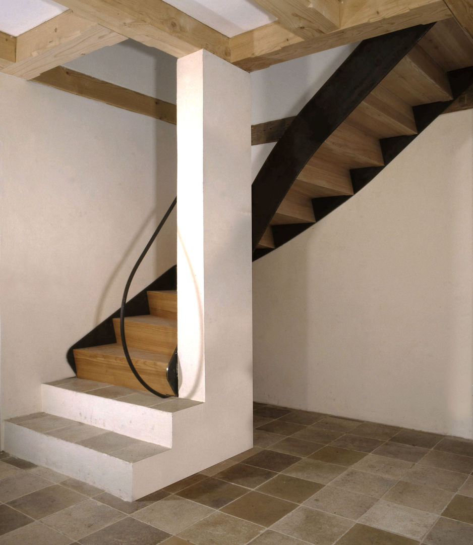 Scheunenausbau in Antwort/Chiemgau, Gabriele Riesner Architektin Gabriele Riesner Architektin Rustic style corridor, hallway & stairs