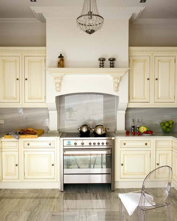 "chicote´s" kitchen heaven... nikohl cadeau interiors Casas de estilo clásico