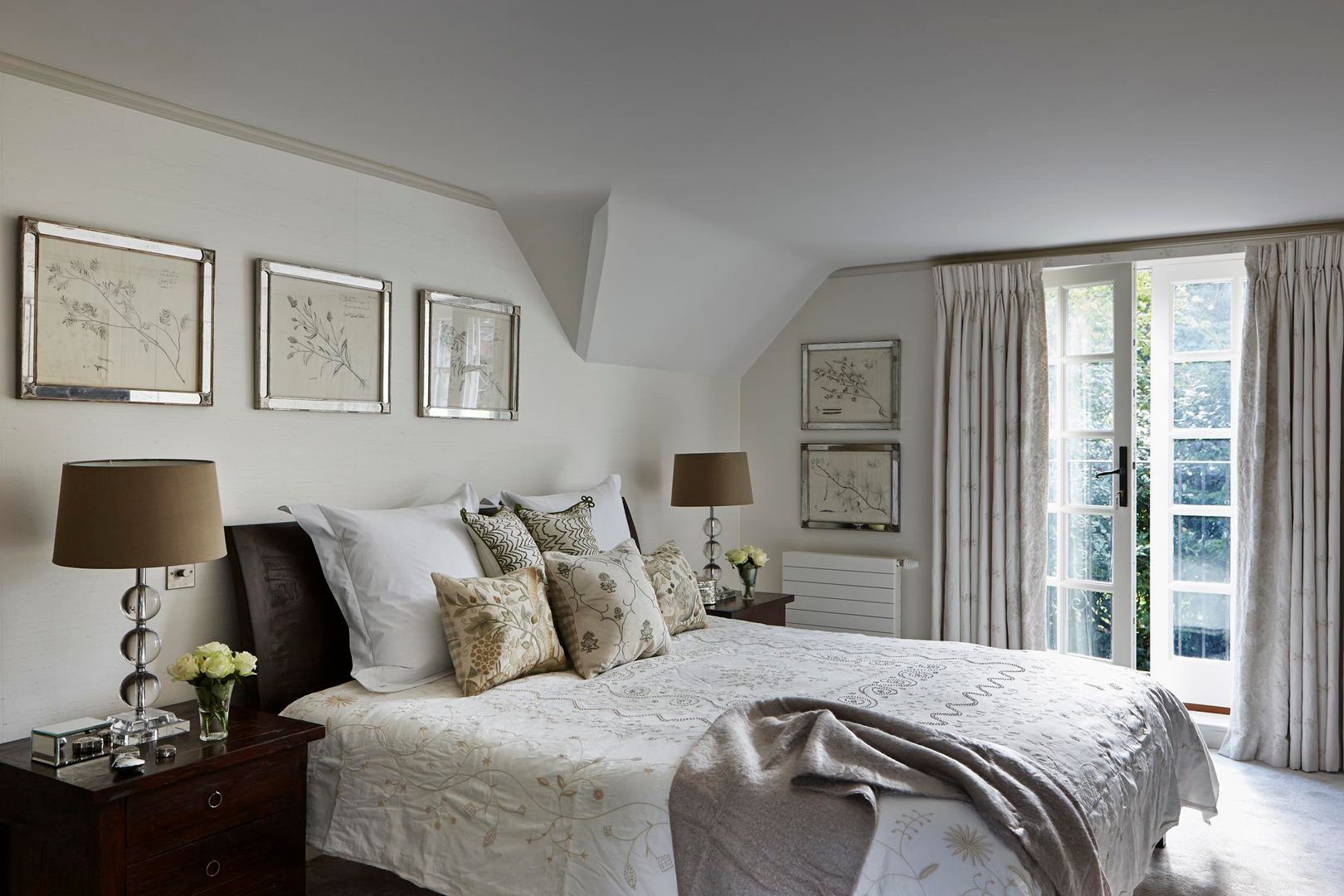 Country Home Bedroom Charlotte Crosland Interiors カントリースタイルの 寝室