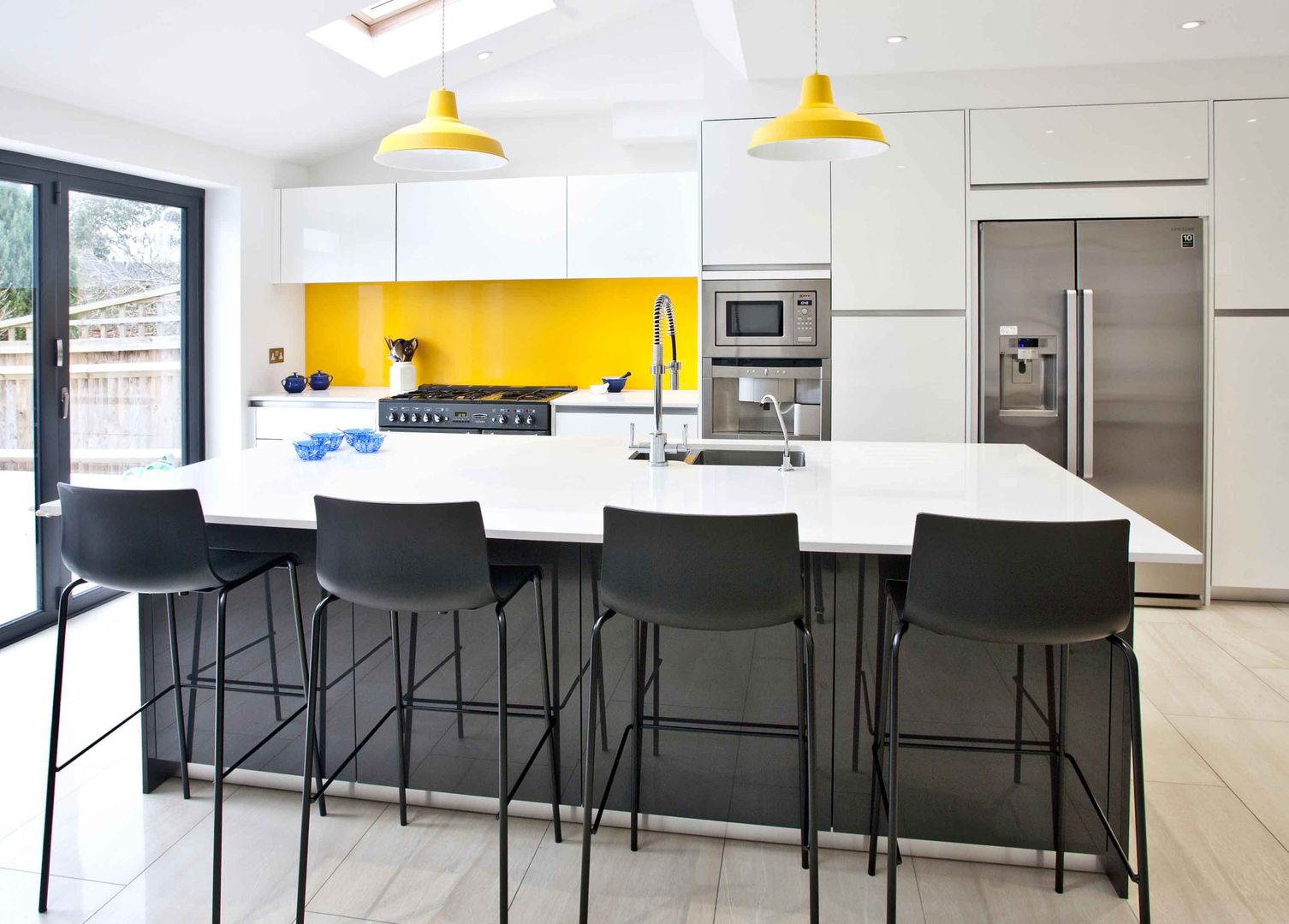 Snack bar for 4 homify Modern kitchen