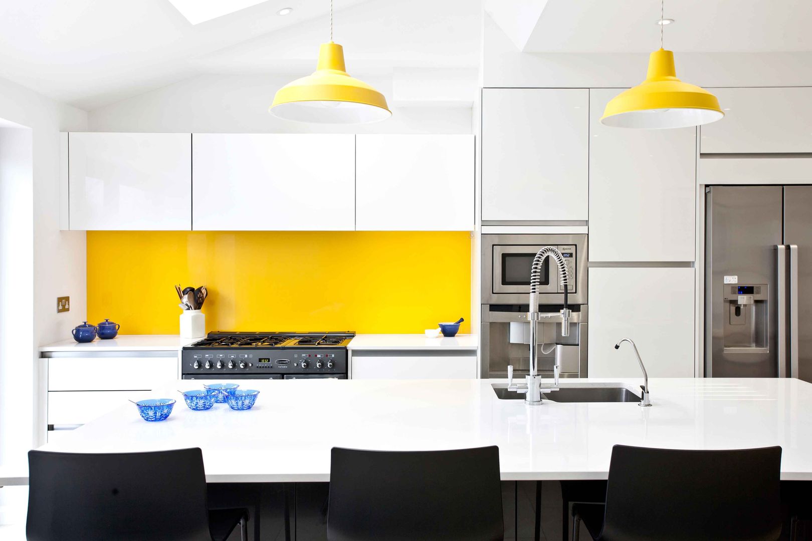 White, black, stainless steel and a vibrant splash of yellow. homify Modern Kitchen
