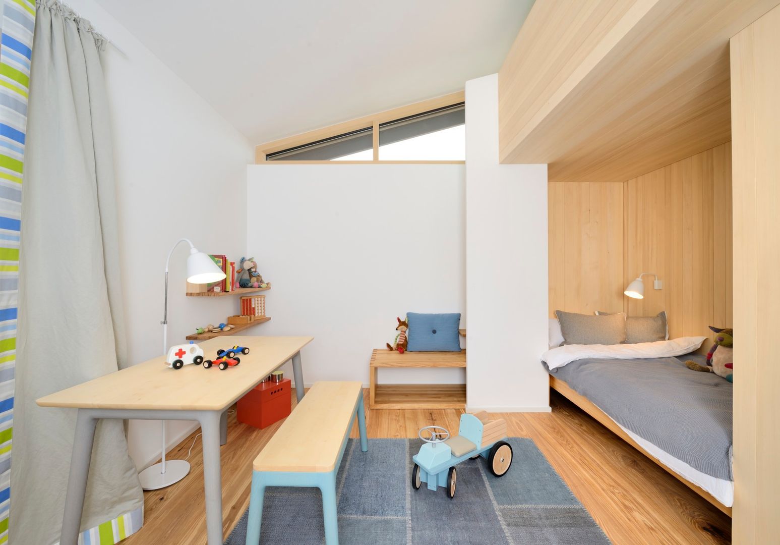Alpenchic, Bau-Fritz GmbH & Co. KG Bau-Fritz GmbH & Co. KG Nursery/kid’s room Beds & cribs