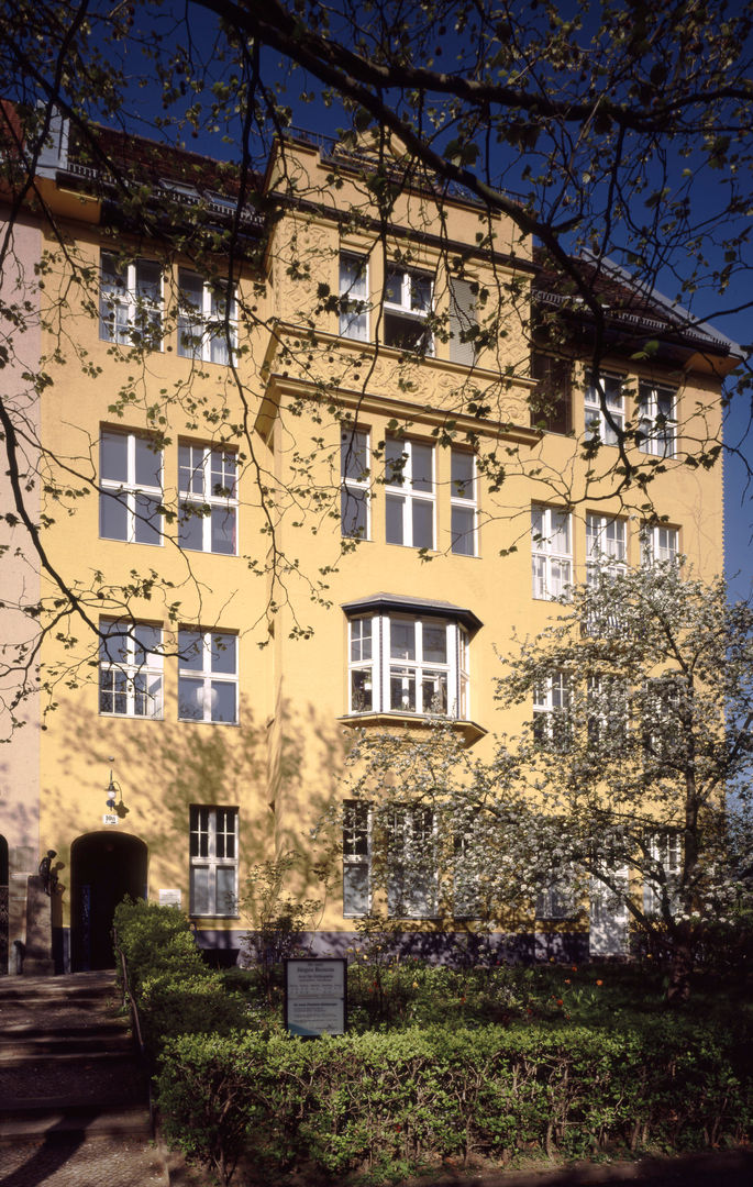 Straßenfassade Gabriele Riesner Architektin Koloniale Häuser Anlage,Gebäude,Himmel,Fenster,Vorrichtung,Baum,Backstein,Fassade,Wahrzeichen,Tönungen und Schattierungen