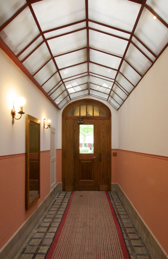 Restaurierung eines Mietshauses in Berlin - Wilmersdorf, Gabriele Riesner Architektin Gabriele Riesner Architektin Colonial style corridor, hallway& stairs