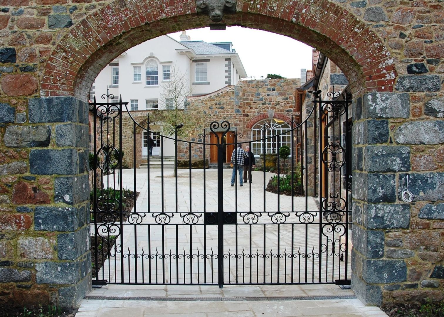 Courtyard gates Unique Iron Design Ltd. สวน