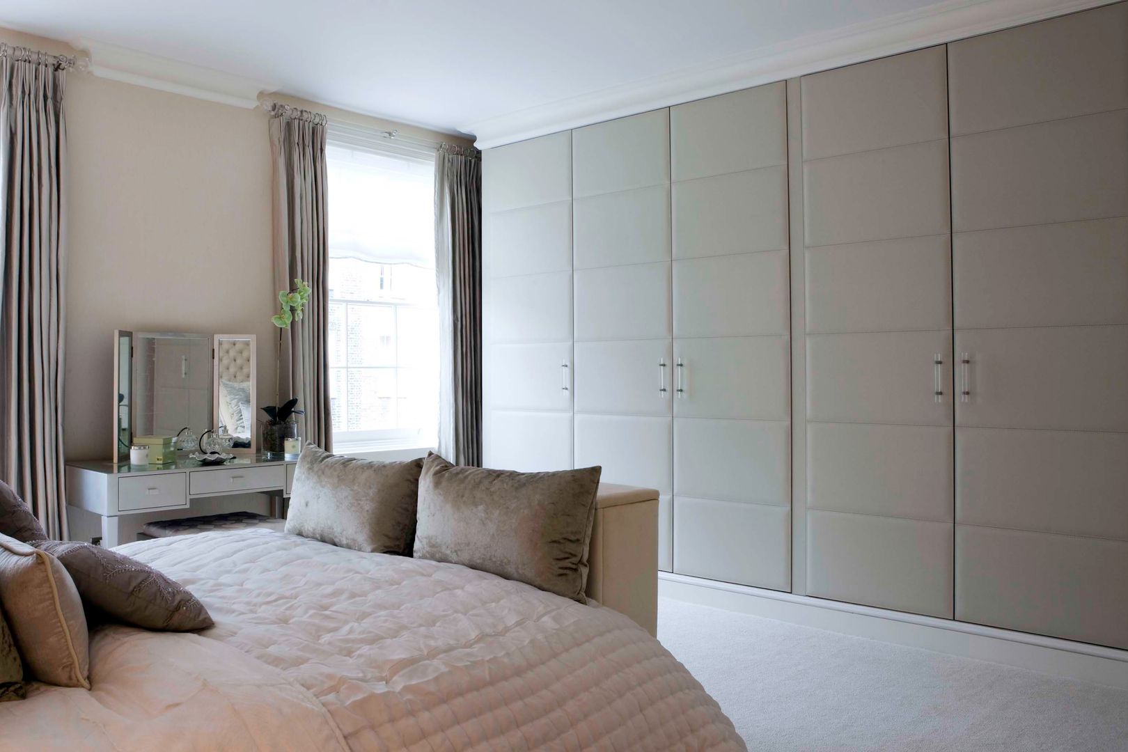 Master Bedroom Siobhan Loates Design Ltd Klasyczny