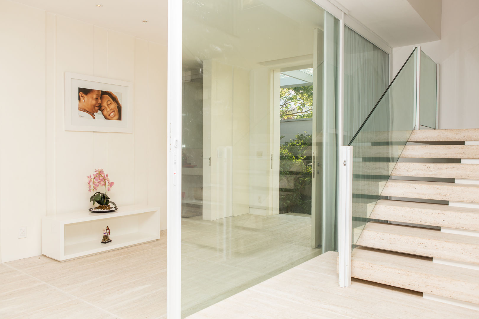 Rent Ronaldinho's home during the World Cup, Airbnb Germany GmbH Airbnb Germany GmbH Modern corridor, hallway & stairs