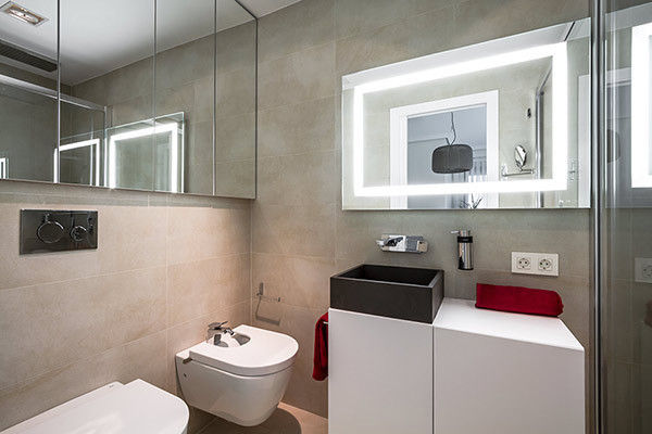Baño con espejos Laura Yerpes Estudio de Interiorismo Casas modernas: Ideas, diseños y decoración