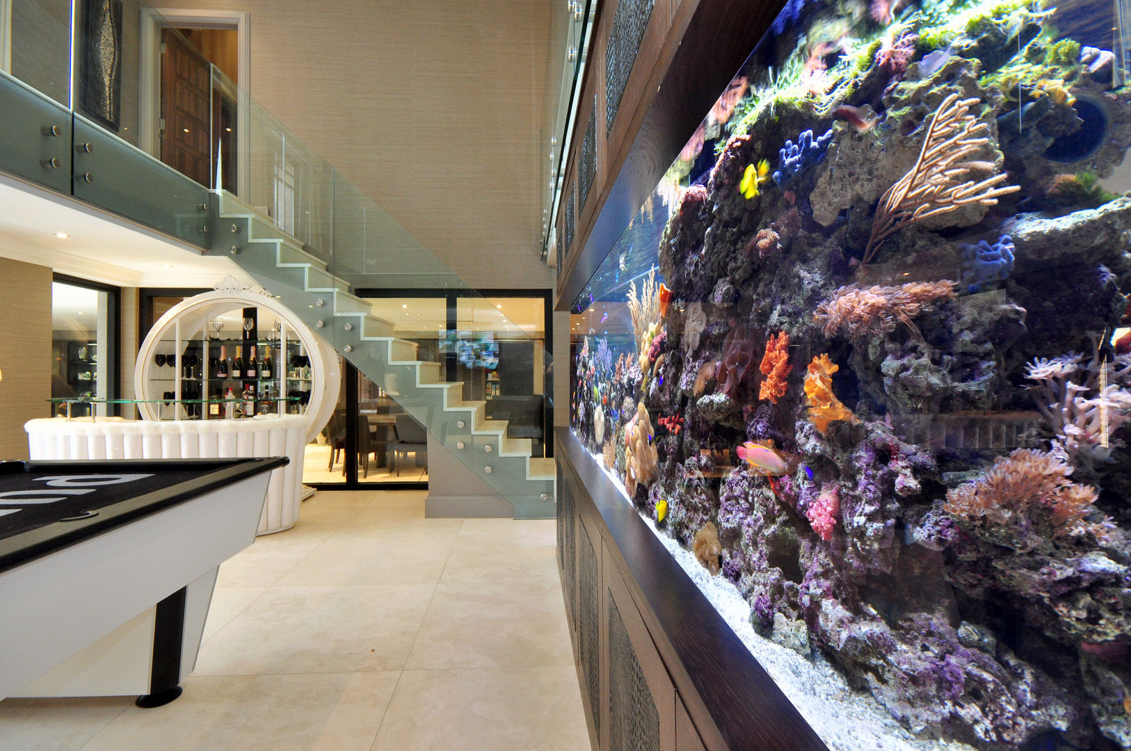 Footballer's Pad Aquarium, Aquarium Architecture Aquarium Architecture غرفة المعيشة