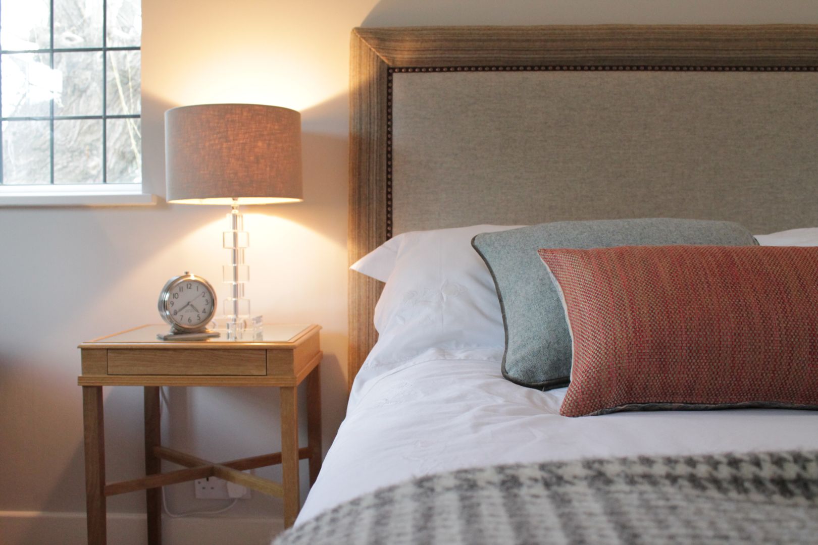 Bainbridge Luxury Upholstered Bed with designer details TurnPost غرفة نوم أسرة نوم