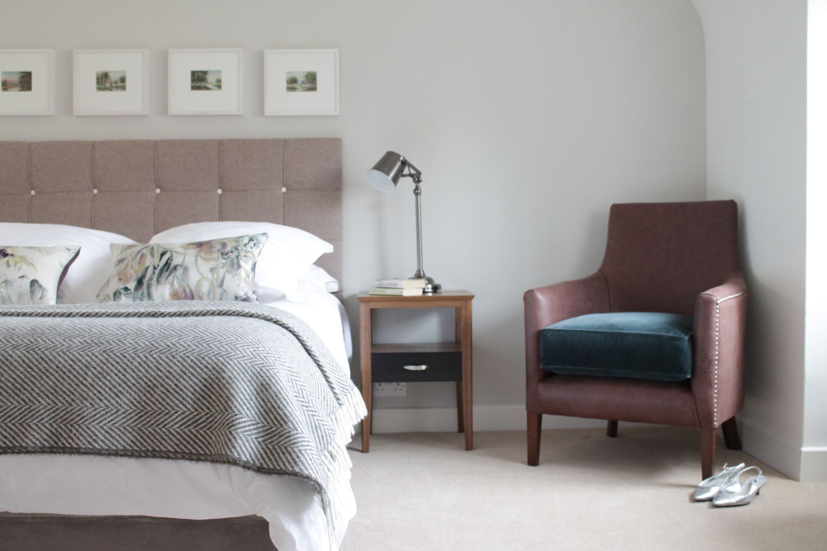 The Hepworth Luxury Upholstered Bed, TurnPost TurnPost Dormitorios de estilo ecléctico Camas y cabeceras