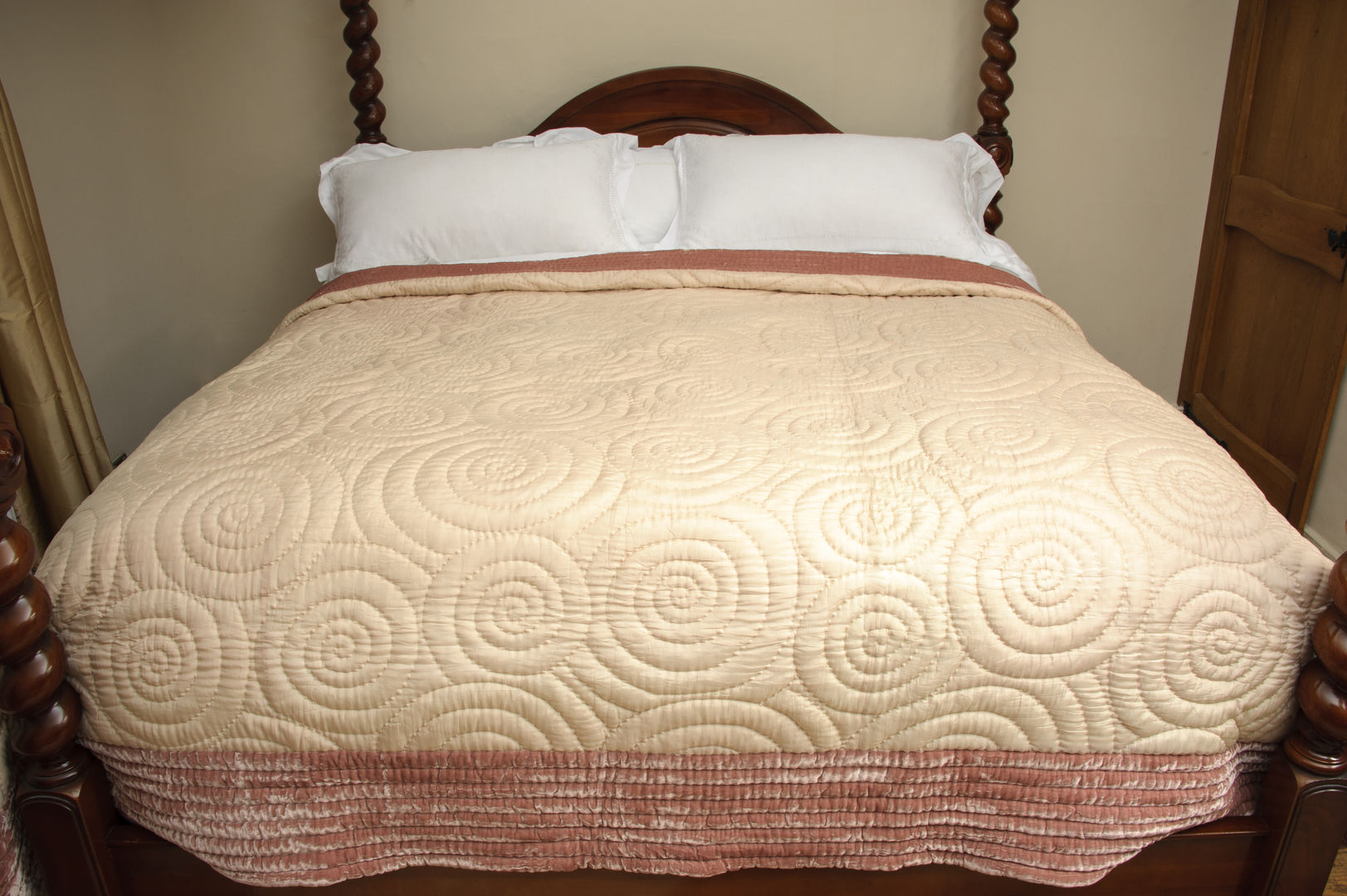 Mulberry Silk and Velvet Quilts, Luella Linen Luella Linen Dormitorios de estilo asiático Textiles