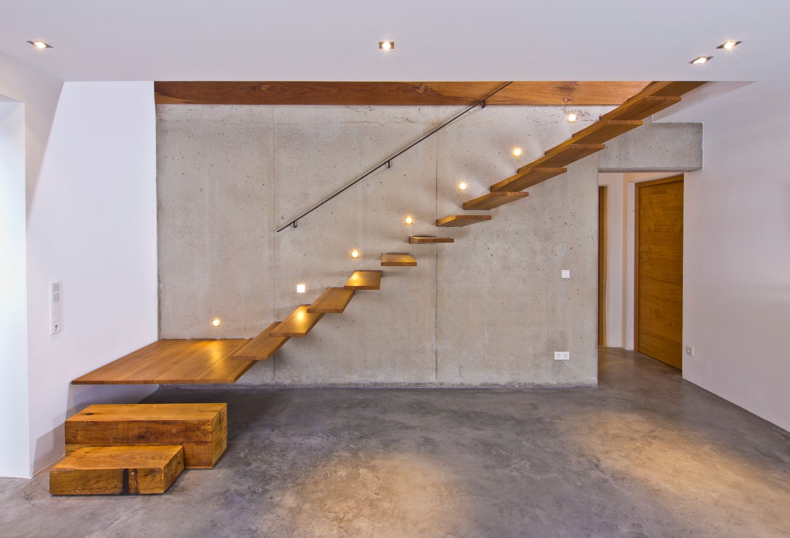 Weitblick Bau-Fritz GmbH & Co. KG Коридор, прихожая и лестница в эклектичном стиле Освещение