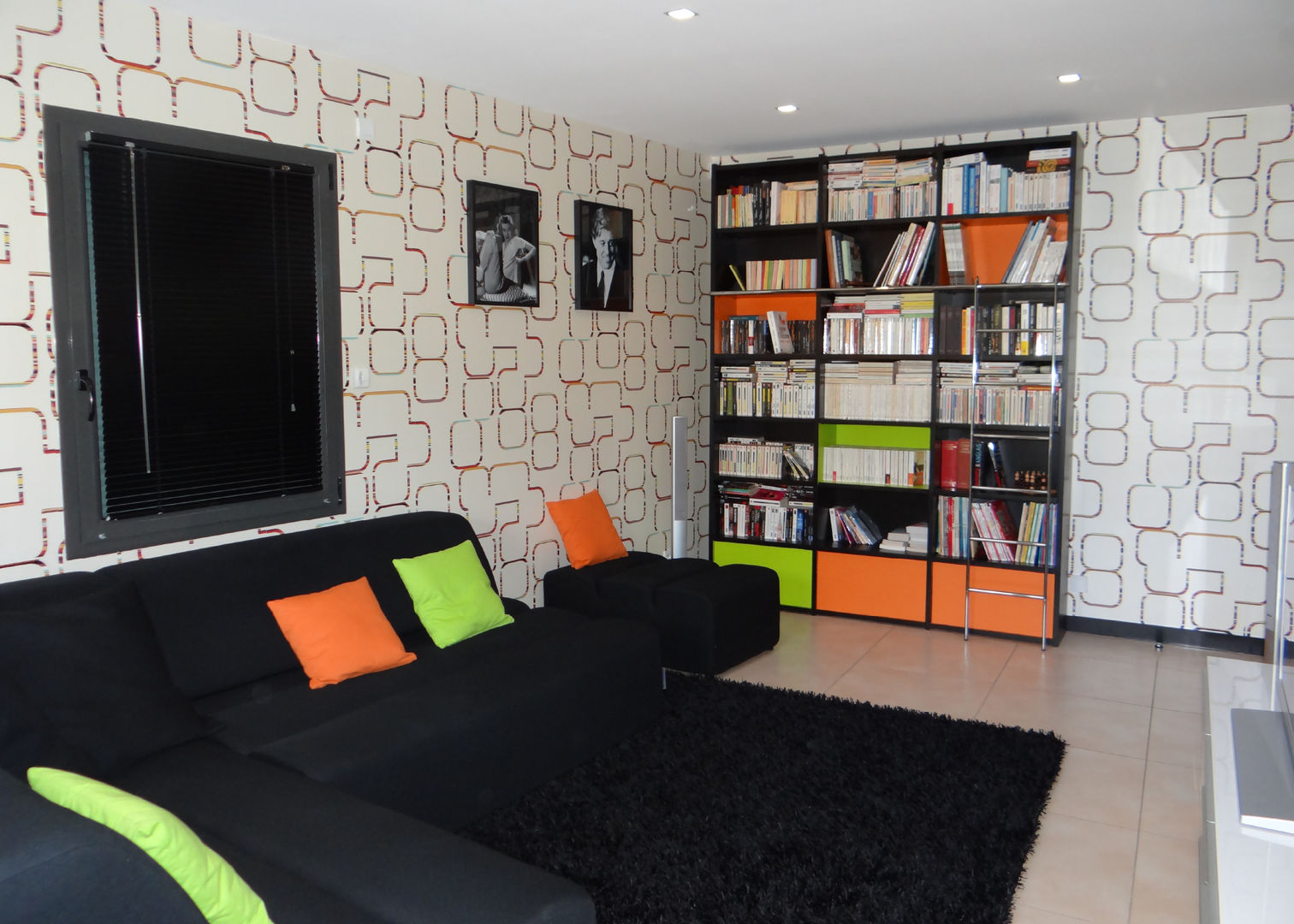 UN SALON TV EN TECHNICOLOR, UN AMOUR DE MAISON UN AMOUR DE MAISON Eclectic style media room